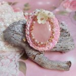 Bague Amour de quartz brodée avec pierre de gemme, rondes et rocailles verres, sequins, fleurs acryliques et bague laiton